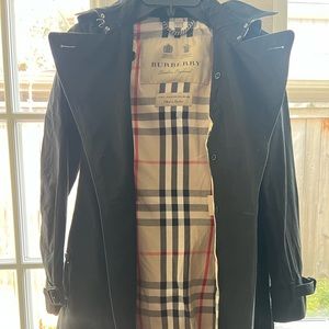 Burberry Coat Detachable Hood Taffeta Kensington Trench. Size 6. Color/ black.